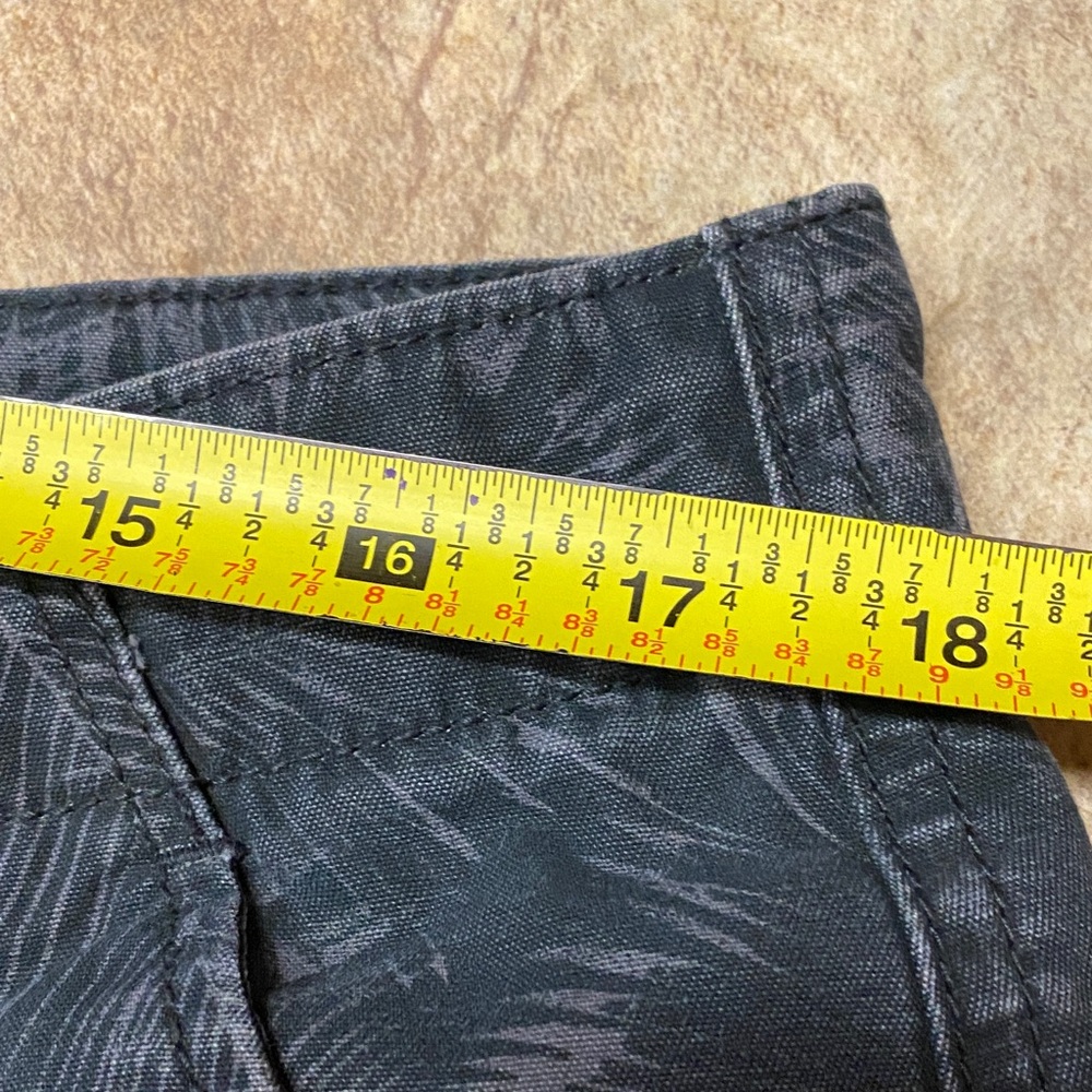 Old Navy Dark Patterned Size 36 Cargo Shorts Spring Summer Utility Camo - Picture 6 of 9